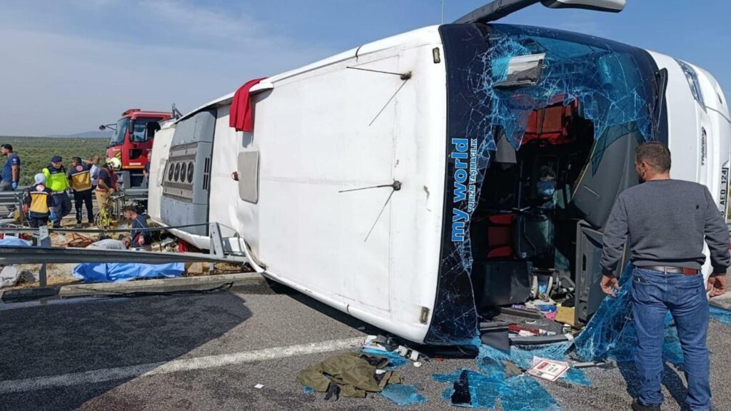 Akhisar'da tur otobüsü ve çekicinin karıştığı kazanın ardından kurtarma ekipleri