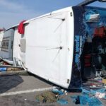 Akhisar'da tur otobüsü ve çekicinin karıştığı kazanın ardından kurtarma ekipleri