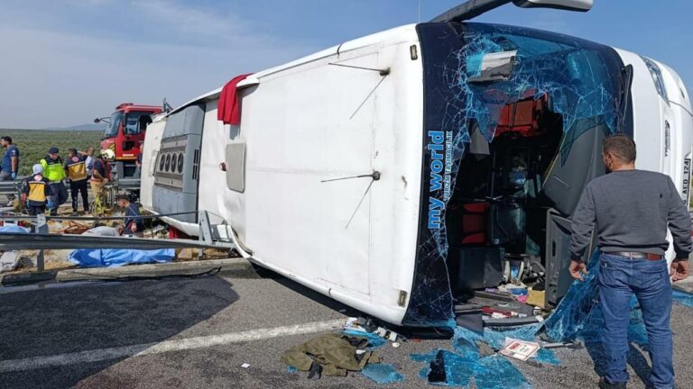 Akhisar'da tur otobüsü ve çekicinin karıştığı kazanın ardından kurtarma ekipleri