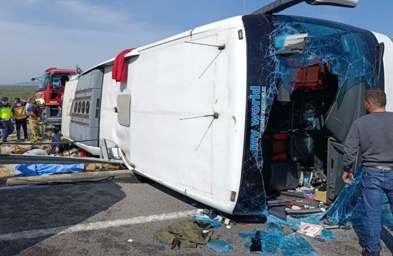 Akhisar'da tur otobüsü ve çekicinin karıştığı kazanın ardından kurtarma ekipleri