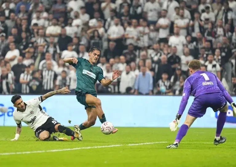 Beşiktaş ve Kocaelispor maçında ceza sahasındaki mücadele
