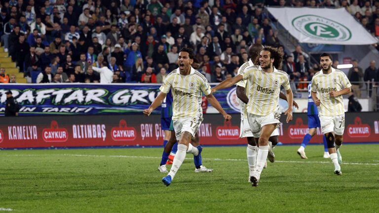 Sahada gol sevincini paylaşan Fenerbahçe futbolcuları