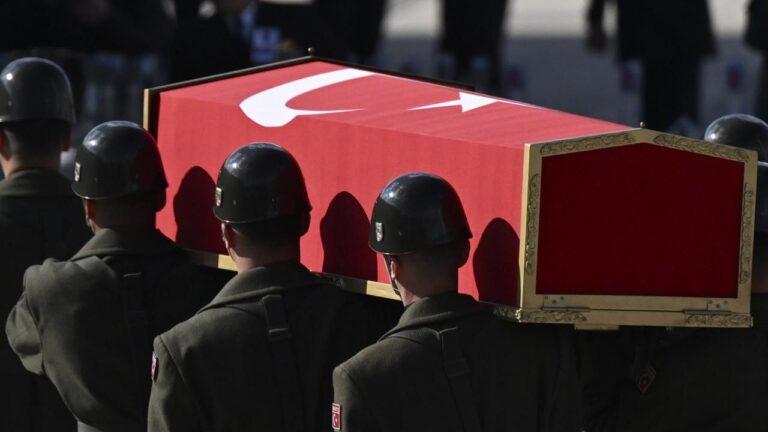 Askerlerin taşıdığı Türk bayrağına sarılı tabut, arşiv fotoğrafı